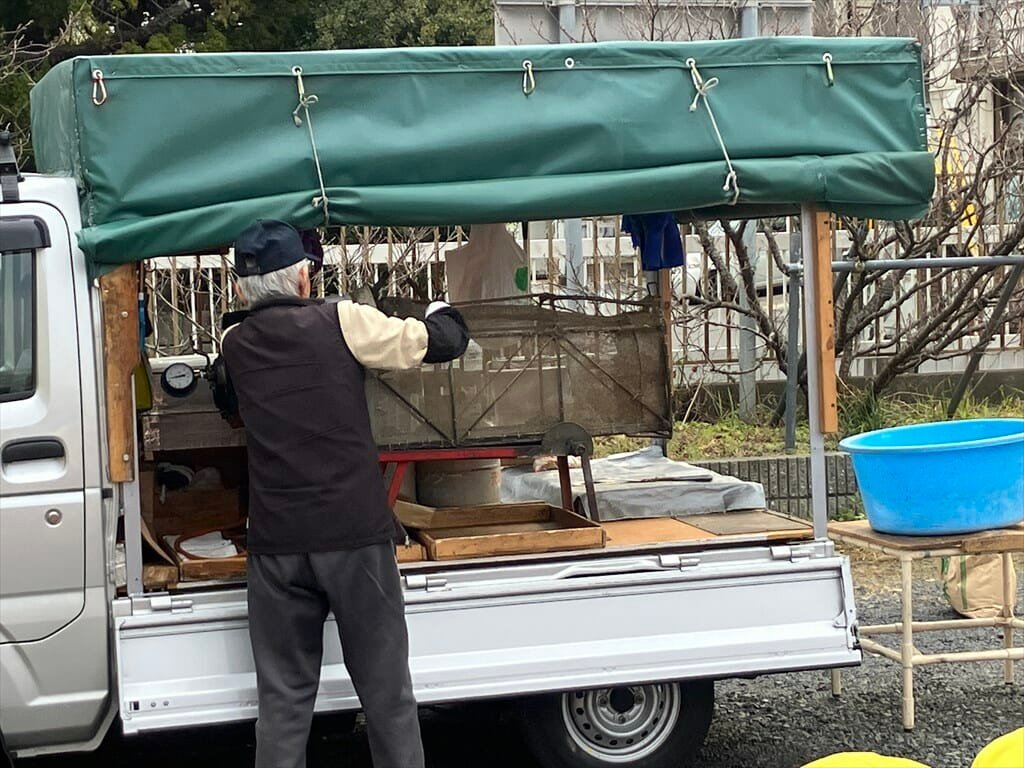 gouryu's tweet photo. これなーーんだ 
近所に車が来だら、米を持っていたよなー

  #ぽん菓子 #昭和 #エモイ #令和 https://t.co/heCCpOnfYH