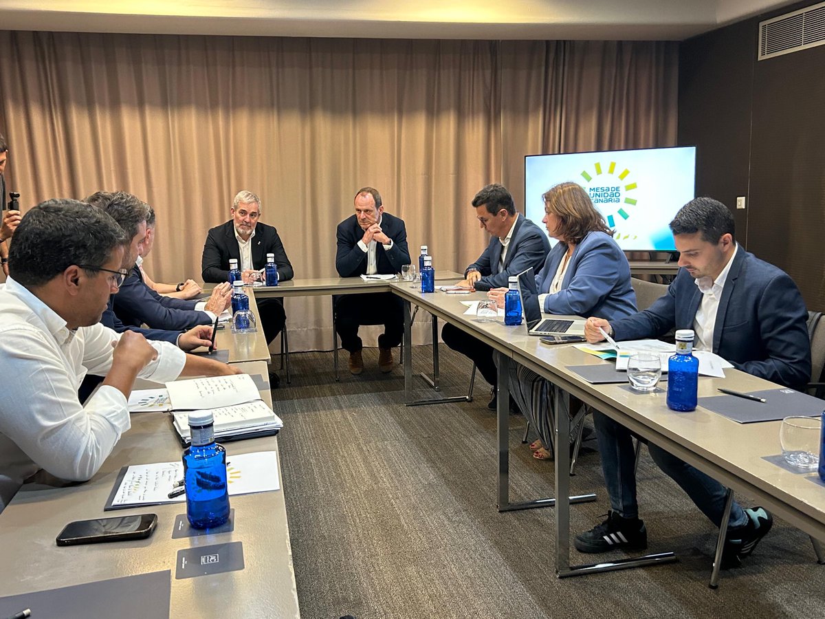 Coalicion_GC's tweet photo. Encuentro entre @coalicion y @PrimeroCanaria para seguir sumando en la defensa de nuestra tierra.

🌍 Defensa del REF
📜 Defensa del Estatuto de Autonomía

Seguimos construyendo espacios de entendimiento para que Canarias tenga una voz fuerte y unida. https://t.co/vcd6D3F7Ez