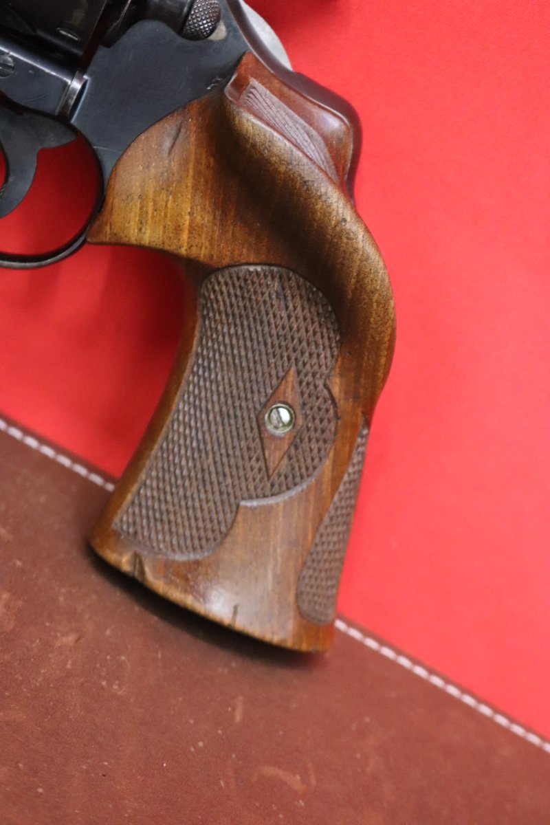 KGBCustom's tweet photo. Known best for his grip designs, Walter Roper offered sights and custom modifications to Pre-War Colt Revolvers, this 1936 Colt is a fine example.

Full Video Look on our Youtube: https://t.co/D1nlnQb4pJ https://t.co/SjVEOy8vNK