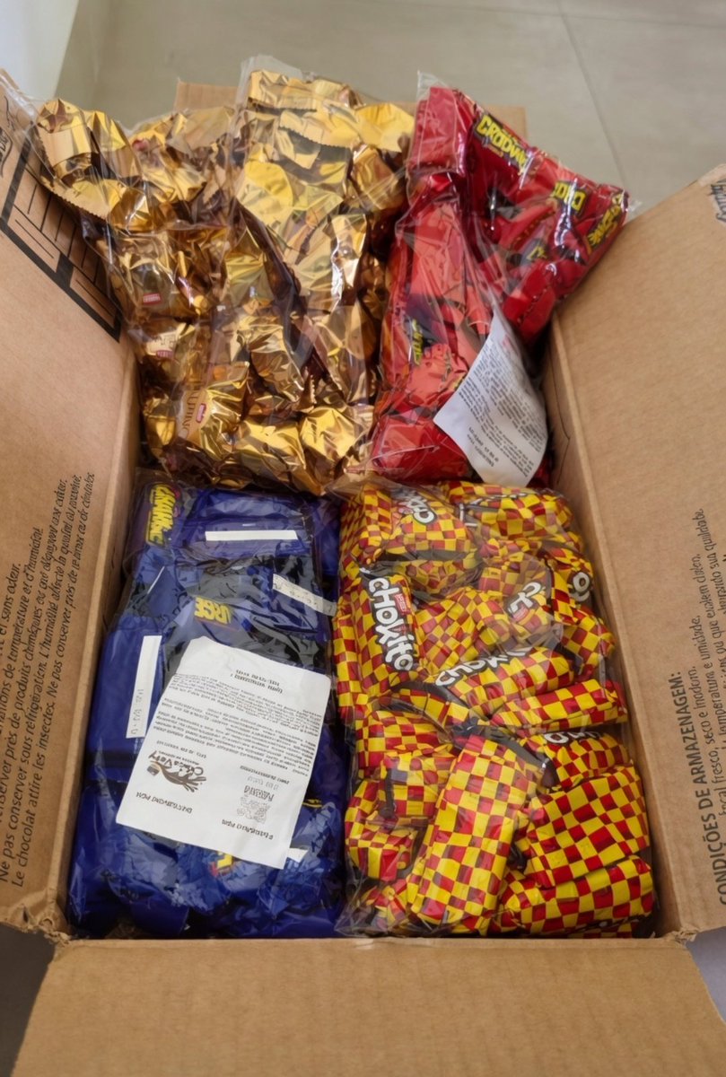 kafklore's tweet photo. tem uma loja na shopee que vende pacotão de todos os bombons possíveis, não me contive e cometi uma irresponsabilidade financeira... https://t.co/47FchhNoUC