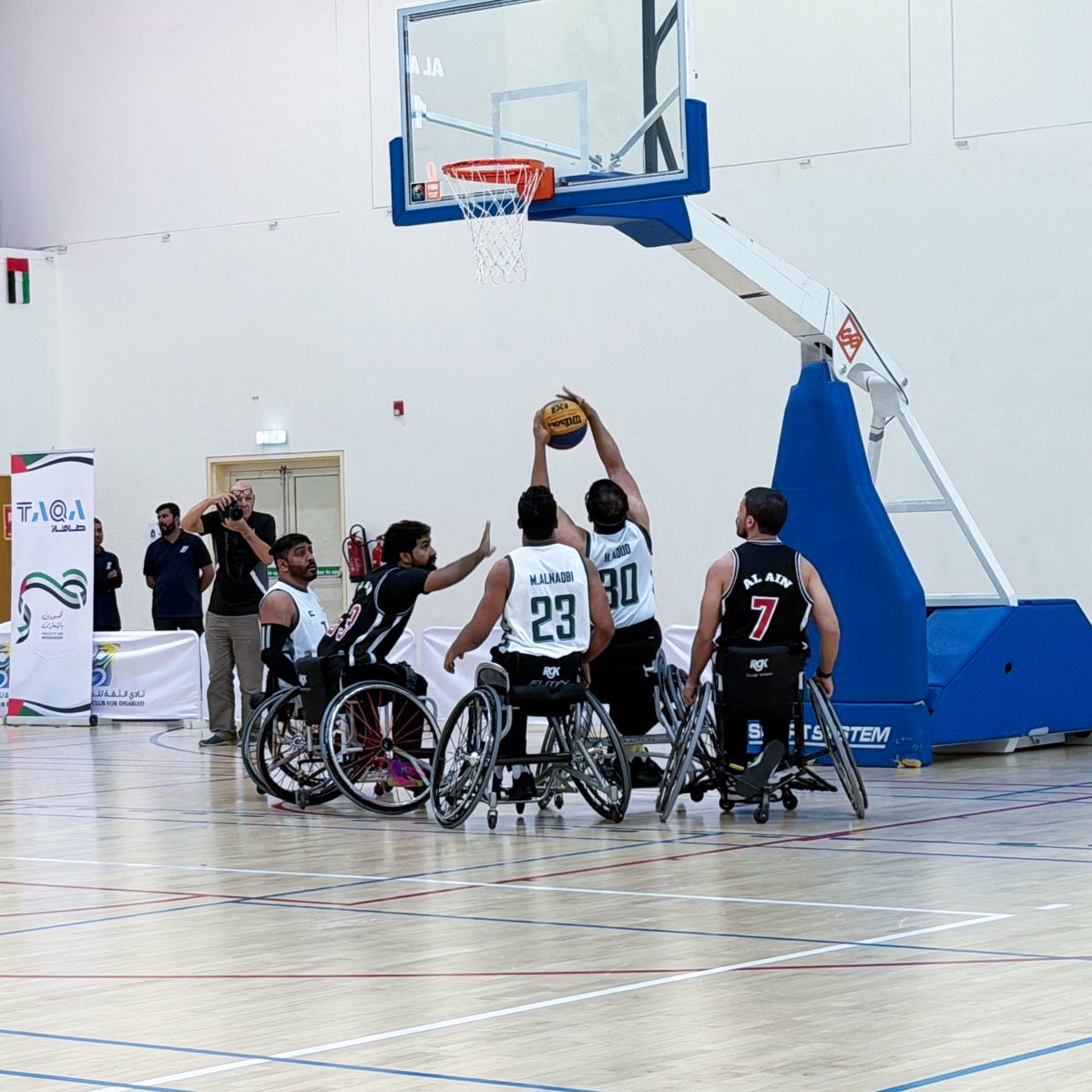 KCDisabled's tweet photo. حقق نادي خورفكان للمعاقين نتائج مميزة في منافسات التجمع الخامس لدوري كرة السلة على الكراسي المتحركة (3×3)، بعد تحقيقه ثلاثة انتصارات متتالية على نادي العين (10-7)، ونادي الثقة للمعاقين (12-5)، ونادي عجمان (20-0)، فيما قدم الفريق أداءً قويًا أمام نادي دبي قبل أن ترجح كفة نادي دبي بنتيجة (14-5)، في أجواء تنافسية عكست جاهزية الفريق الفنية وروحه الرياضية العالية خلال منافسات التجمع.