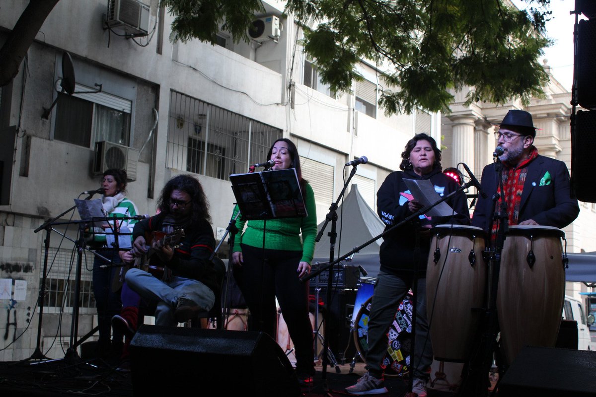 ATERosario's tweet photo. 💓Disfrutamos la música, la comensalidad, el encuentro, la memoria activa en las calles
📢Ya está en marcha el Festival Todxs Adentro
 📍En San Lorenzo y Dorrego 
 😊 Las/os/es esperamos con bandas en vivo, buffet con empanadas y choripanes, bebidas, 🙏🏻🙏🏻Kermesse para Infancias https://t.co/UZ1RA695gM