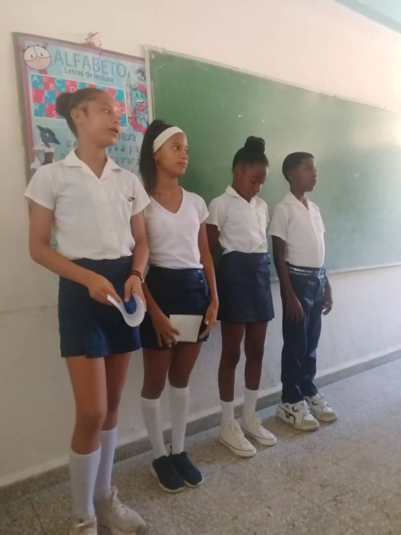 EscuelaProfesi4's tweet photo. De desarrollan estudiantes de la Escuela Profesional de Danza "Alfredo Velázquez Carcassés" la exposición del trabajo práctico de Español-Literatura en los grados 7mo y 8vo.
#ElArteDeEnseñarElArte #CulturaGuantanamo #CubaEsCultura https://t.co/upSg0Ghzk0