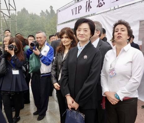 难得一见的王毅夫人钱韦的芳容! 照片是外交部举办慈善义卖会,作为部长夫人的钱韦和外国驻华大使的夫人一起出席慈善义卖。 钱韦出身于外交世家,其 ...