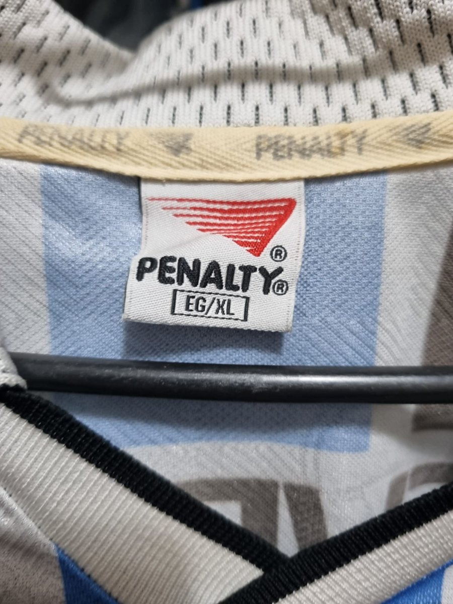 HernandezJoao's tweet photo. Anhnciandonpara um amigo de.extrema confiança. Camisa 1999, excelente conservação. Tamanho EG na etiqueta, mas serve GG. 800 reais https://t.co/xwQz0FbpT0
