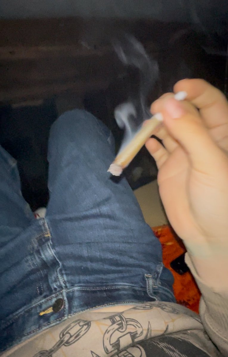 morbidn1ghtmare's tweet photo. i love weed guys https://t.co/g0jY3XF9FK