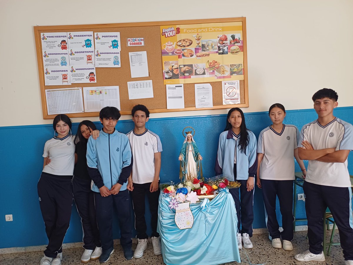 StaMMicaela's tweet photo. La Virgen Peregrina continúa su viaje por nuestro colegio y hoy llegado a 2º ESO desde 3º B. Las flores acompañan a nuestra Madre en su recorrido por el centro.
#colegioshhcc
#educaciónvicenciana https://t.co/YliJ5PvrRe