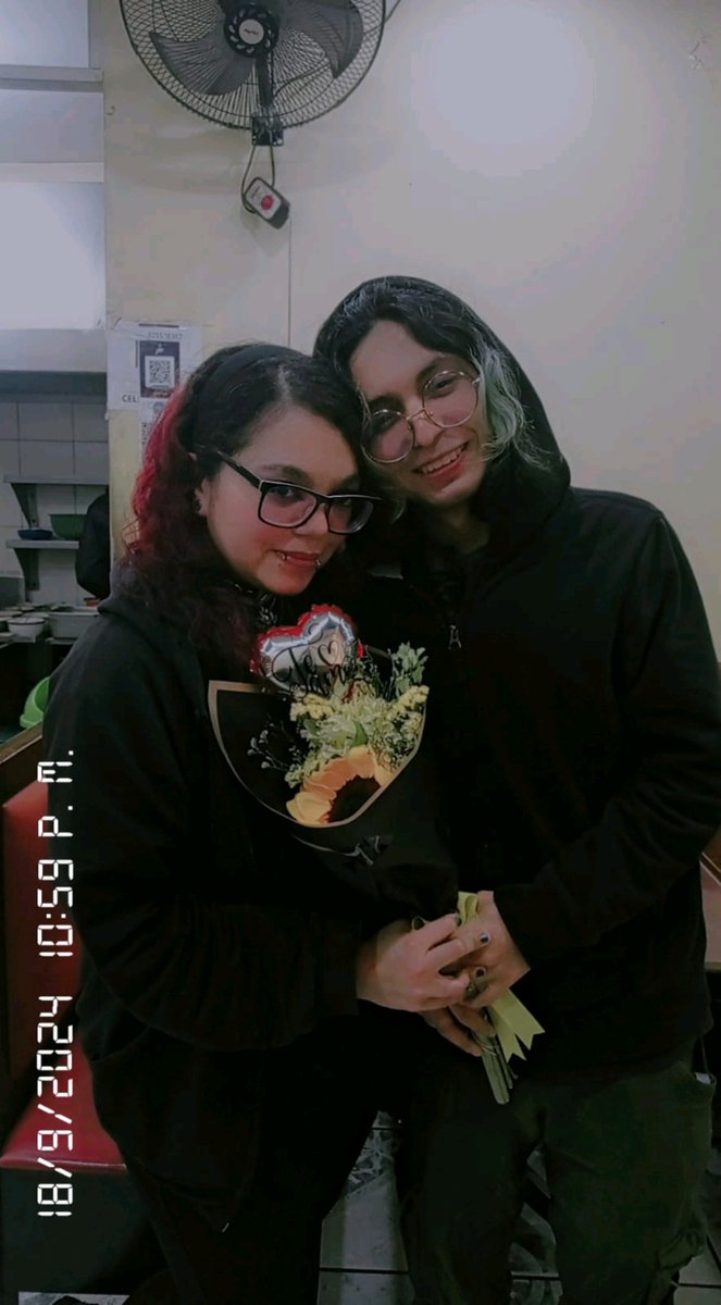 CorreoInfernal's tweet photo. Siempre quiero poder volver a este recuerdo ~ 🌻 https://t.co/FhIkqApul8