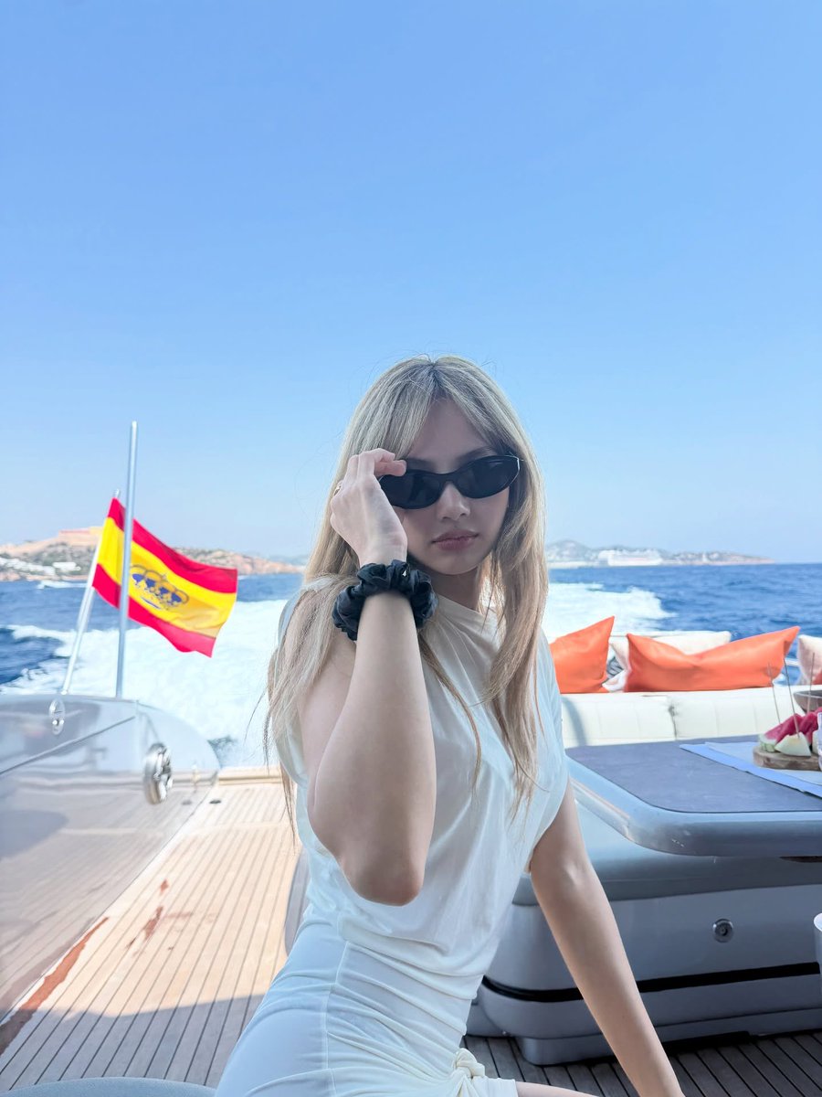✷ tweet media