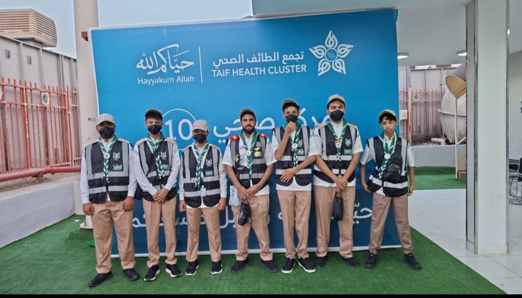 alwatanclub36's tweet photo. تباشر كشافة نادي الوطن الرياضي بضمد أعمالها في خدمة ضيوف الرحمن، حيث تعمل كشافة الوطن ١ في المركز الصحي رقم ١٠ بمشعر منى، فيما تؤدي كشافة الوطن ٢ مهام الإرشاد في مركز «نسك عناية».

نسأل الله لهم التوفيق والسداد، وأن يكتب أجر جهودهم المباركة في خدمة حجاج بيت الله الحرام.

#نادي_الوطن #كشافة_الوطن #خدمة_ضيوف_الرحمن