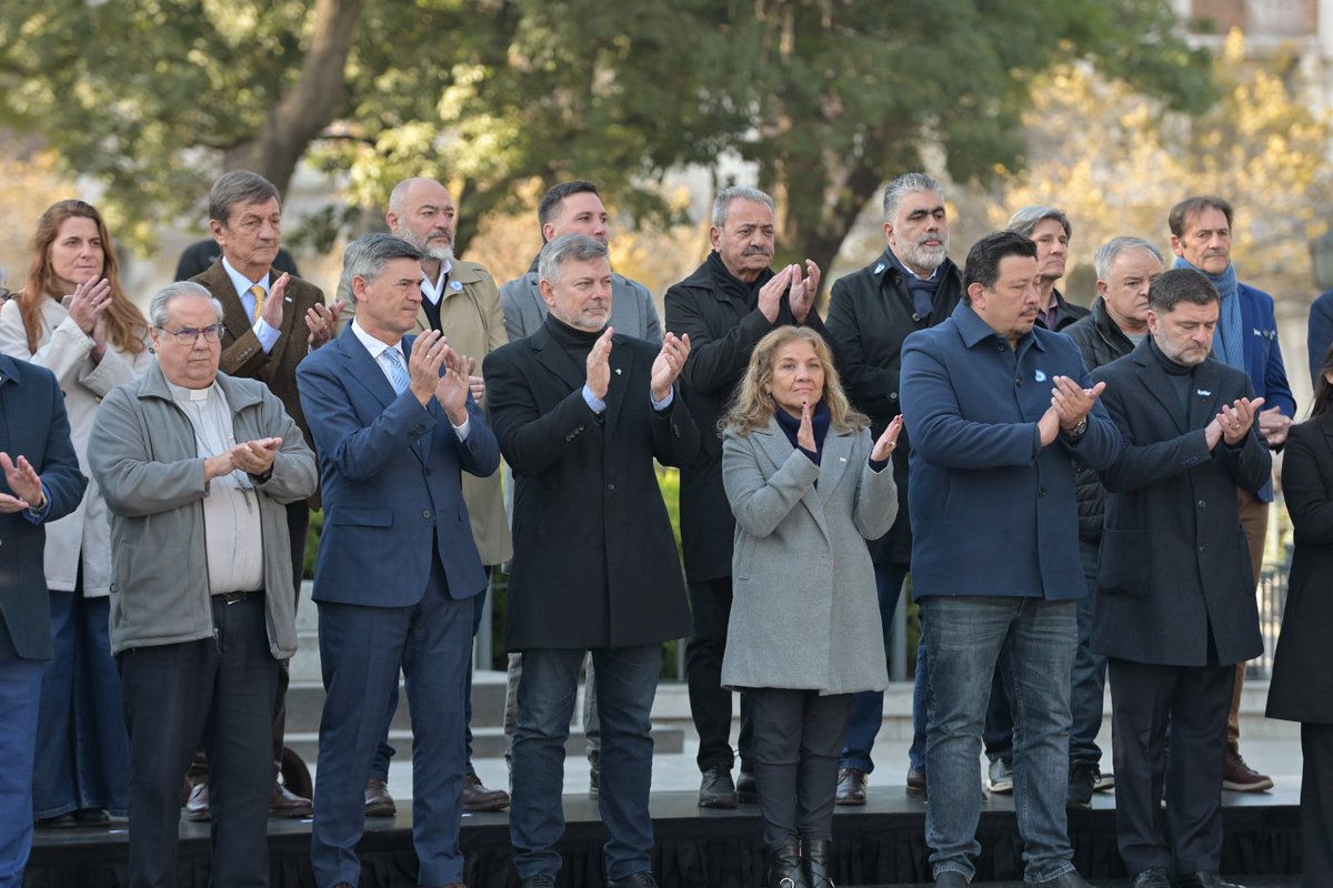 javierpretto's tweet photo. 🇦🇷 Viva la Patria.

Este 25 de Mayo participamos del tradicional izamiento de la bandera en la Plaza San Martín, celebrando nuestra historia, nuestros valores y el orgullo de ser argentinos.

#VivaLaPatria #25DeMayo https://t.co/y91AARbm0N