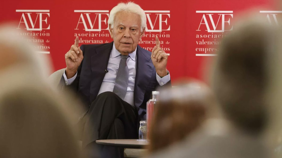 Suradio2's tweet photo. 🚨 FELIPE GONZÁLEZ SENTENCIA A SÁNCHEZ: Exige «elecciones ya» y le acusa de ejercer un «liderazgo mercenario» 💥🔴 https://t.co/fxBKVxVpCD https://t.co/RmigiSXo0H