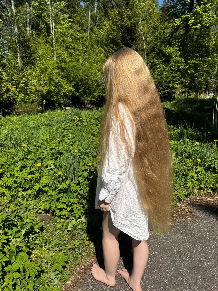 LinuzaDeya's tweet photo. I’ve wandered off the path again 🐇 🍃 
#hair #latvia #nature #longhair #rapunzel https://t.co/az7fJqCSK7