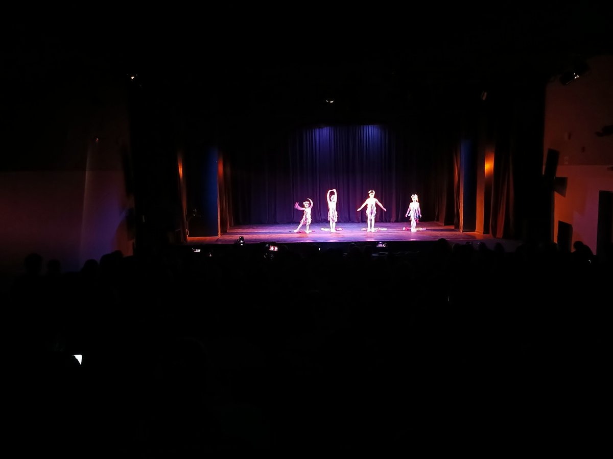 ccpaculturalpy's tweet photo. #GaladeBallet

Instantáneas de lo que fue la Vigésima Gala Nacional de la Compañía, bajo la magistral dirección del maestro Miguel Florenciañez. https://t.co/l022Id3v9g