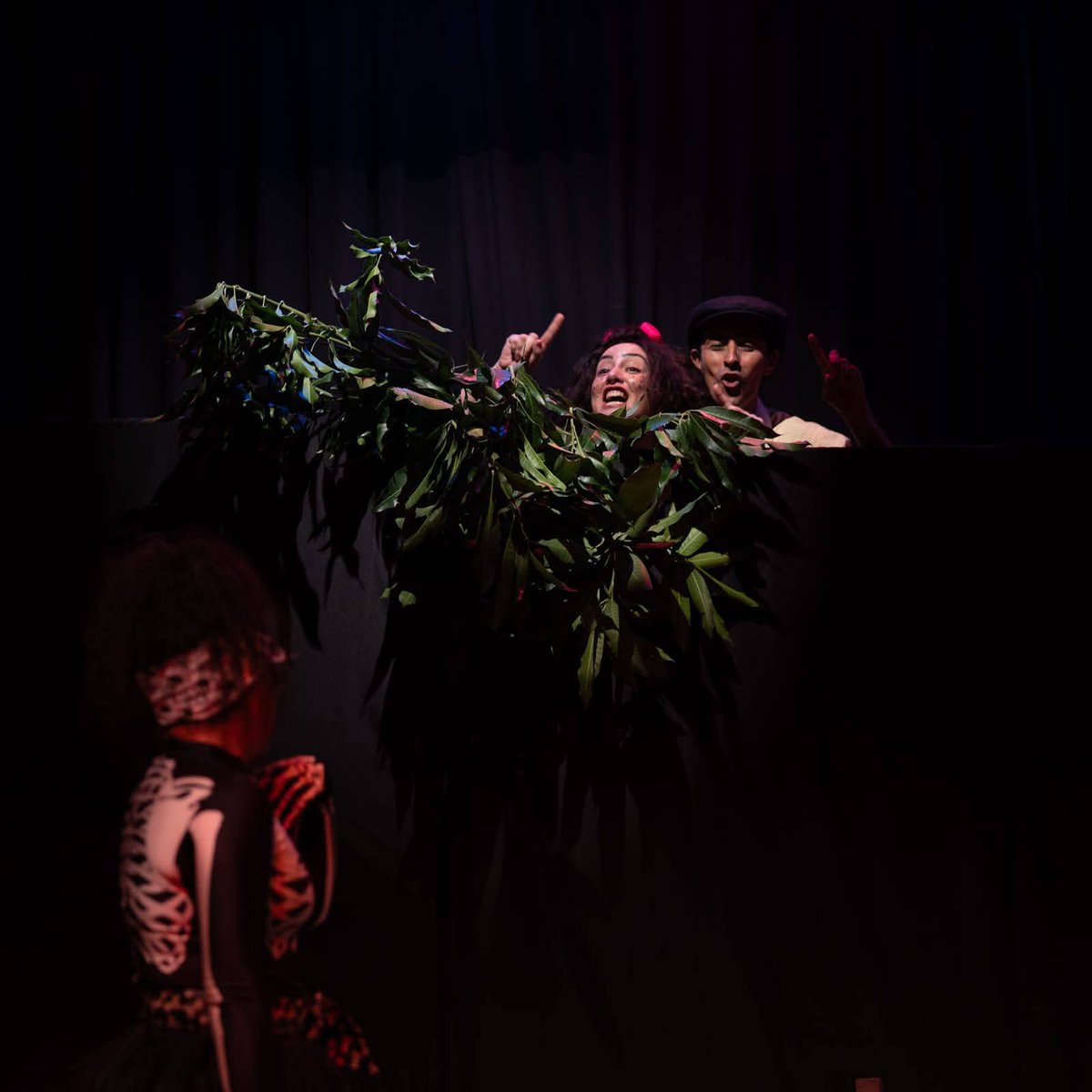 ccpaculturalpy's tweet photo. TeatroPopular #MboriahurekohaÑandejara

Dejamos instantáneas de lo que fue la cartelera "Mboriahu reko ha Ñandejára", una obra cargada de identidad presentada por el reconocido "Grupo Real", bajo la dirección de Roger Bernalve.

Funciones:
Viernes 15
Sábado 16
Domingo 17 https://t.co/v0JghkOmb5