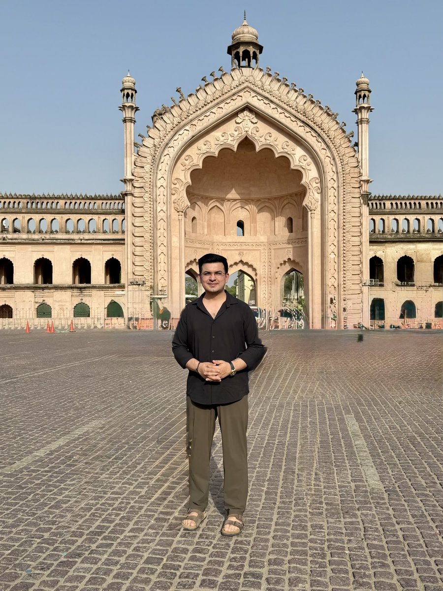 shubhankrmishra's tweet photo. ये लखनऊ है साहब, यहाँ यादें भी तहज़ीब से मिलती हैं,
और मोहब्बत भी बड़े अदब से होती है। ❤️ https://t.co/NfQFrdtucw