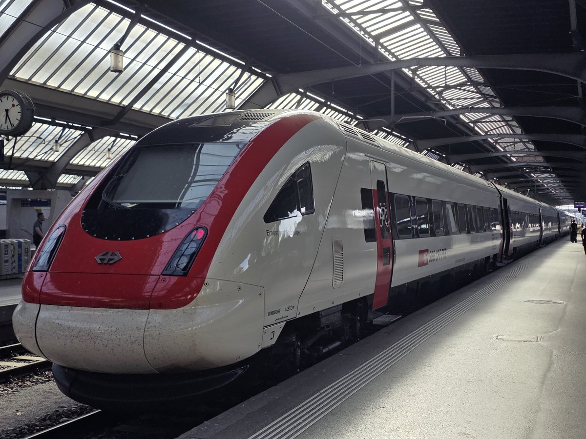 RailwaySven's tweet photo. SBB is currently refurbishing its entire 44-unit RABDe 500 "ICN" fleet by 2031 for ~500 Mio CHF. 2 completed units are in revenue service. The new livery features new red doors, a completely white lower front (akin to the 4-car prototype from 1998), and a 3D SBB logo on the front https://t.co/lINsHFTKjq