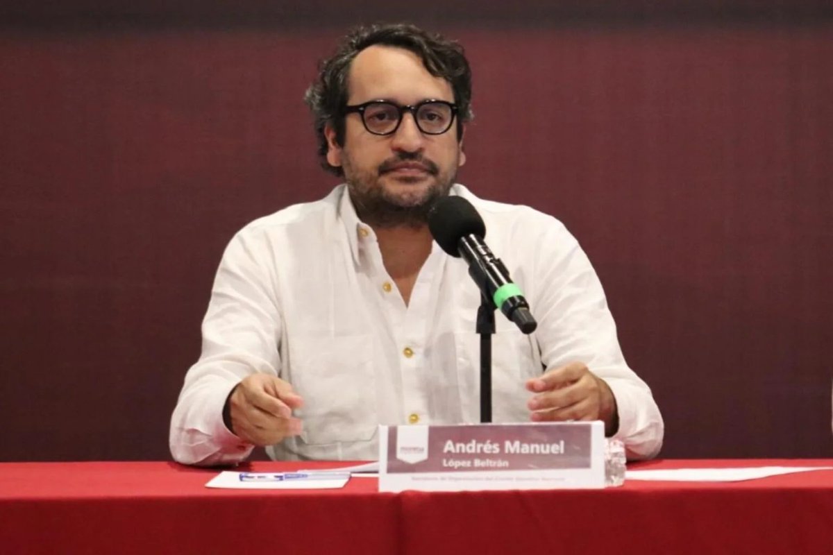 PUNTOFOCAL32's tweet photo. 🚨#ÚltimaHora
Esta mañana en medio de un ambiente tenso “Andy” López Beltrán deja la secretaría de Organización de @ConsejoMorenaMX .  
Envió un comunicado informando su salida para buscará una diputación federal en #Tabasco.
#política https://t.co/o3CYS9hWUC