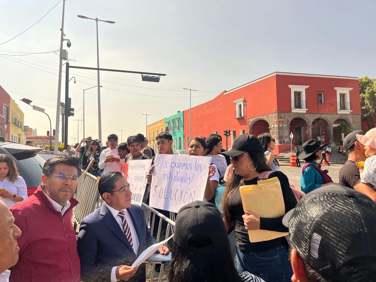 Ecatepec25's tweet photo. Colchones, literas, computadoras e infraestructura educativa son necesidades básicas para miles de estudiantes poblanos.📖
 ¡Queremos respuestas ya! ���@SEPGobPue #PueblaQuiereEducación https://t.co/R86LhPbWKG