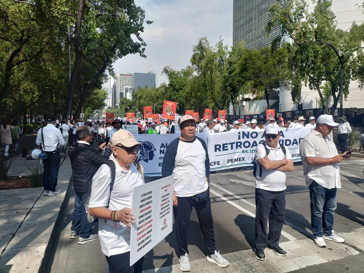 jubiladosPemex's tweet photo. Cada paso en esta marcha lleva detrás años de trabajo, sacrificio y dignidad.
Hoy los jubilados petroleros vuelven a hacerse presentes.
#MarchanacionaldeJubilados
#MiPensiónEsGanada https://t.co/DCW9sV3Uyc