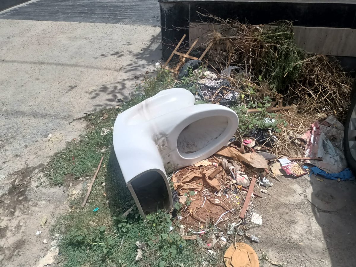 sdrtracks's tweet photo. More than 24 hours passed but no action has been taken on the garbage and sanitary waste dumped in front of House No. 844, Sector 37, Faridabad.

This is a serious public health issue. Request immediate cleaning and strict action.

@MCF_Faridabad @DC_Faridabad @cmohry https://t.co/OYZPwtJmhR