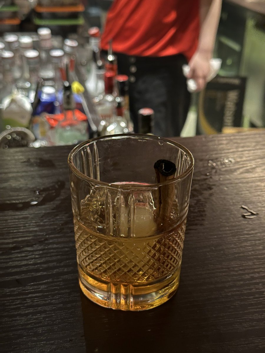13kr1saug's tweet photo. 我最爱的一杯酒 叫教父很简单的一杯威士忌调酒 里面加了杏仁利口酒的味道 很简洁 虽��酒精度数很高但是真的很好喝也没有很辛辣的感觉 刚入口的时候虽然没有添加任何止咳糖浆 但是真的有一股京都念慈菴的味道 真的很好喝的酒....喜欢 https://t.co/TlhDrplbcU