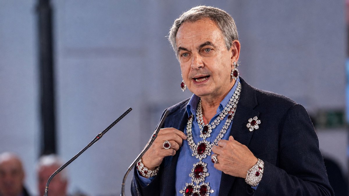 FroilLannister's tweet photo. Las joyas de Zapatero es porque estaba a punto de hacerse rapero, que no tenéis ni idea. https://t.co/JRdJvVCjUC