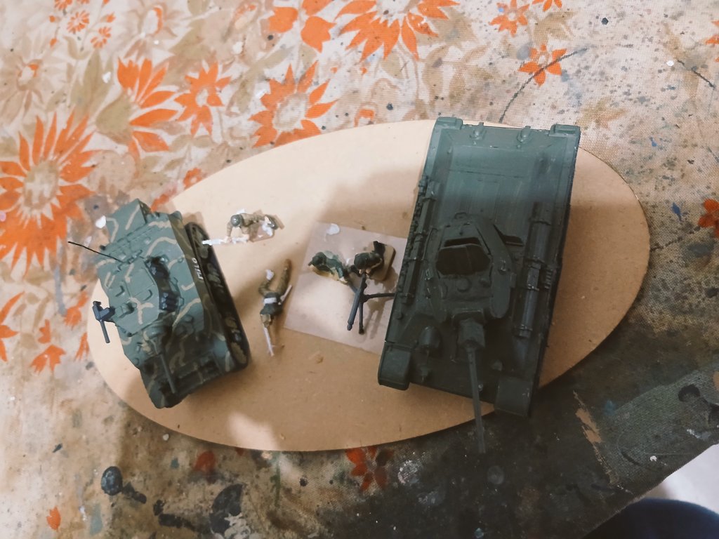 amato_tania's tweet photo. Some things I was painting yesterday and today: British and German infantry, an American Stuart tank, and a Russian T-34. Not finished #WW2 #172scale #stuarttank #T34 https://t.co/KfD66W3pdX