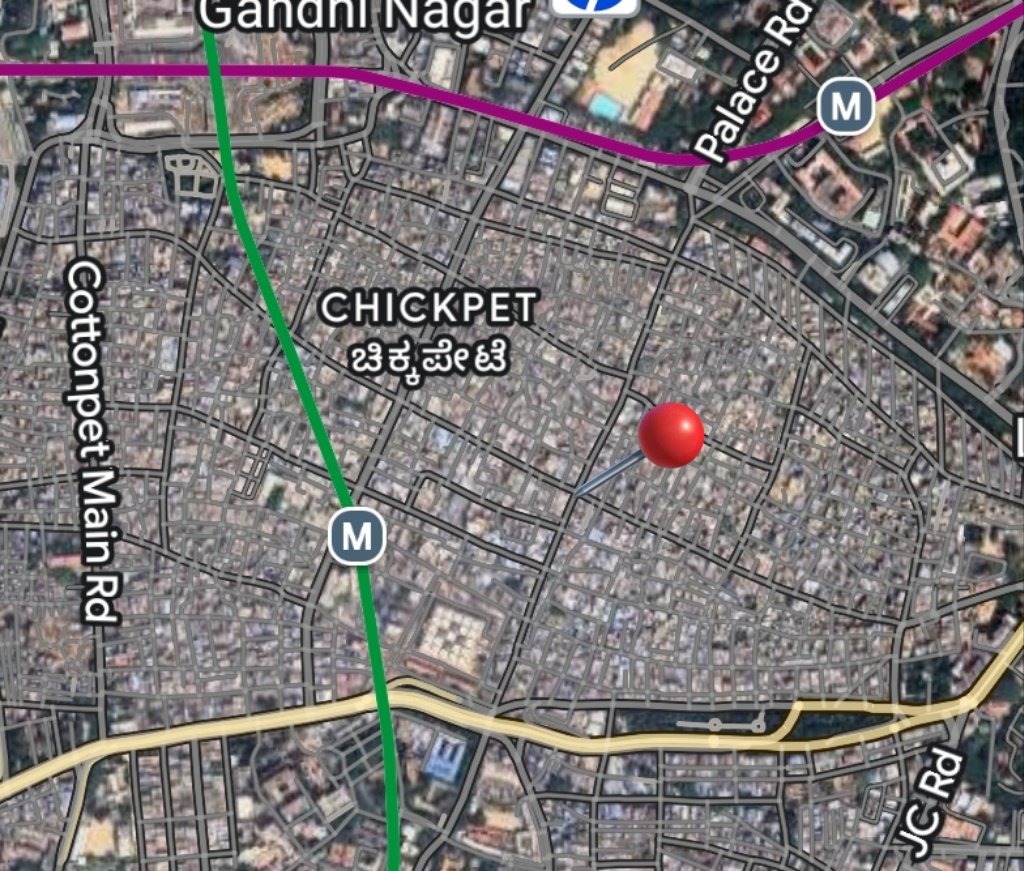 indianurbanism3's tweet photo. The X shaped cross you see next to the metro is Chikkapete Cross, the birthplace of Bengaluru.

It was here Kempe Gowda used bullock carts to plough roads on NS-EW directions.

But it's anything but heritage today. Literally the most congested place. Needs massive redevelopment! https://t.co/bGSRclfcHW
