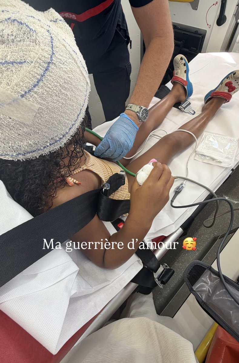 RasheviSet's tweet photo. Et voilà que sa fille vient de s’exploser le crâne et est envoyée aux urgences. On en est à 2 enfants sur 3 (et bientôt 4) A cette allure avant la fin de la décennie ils vont tous y passer #poupettekenza https://t.co/yxrL9mQEPZ