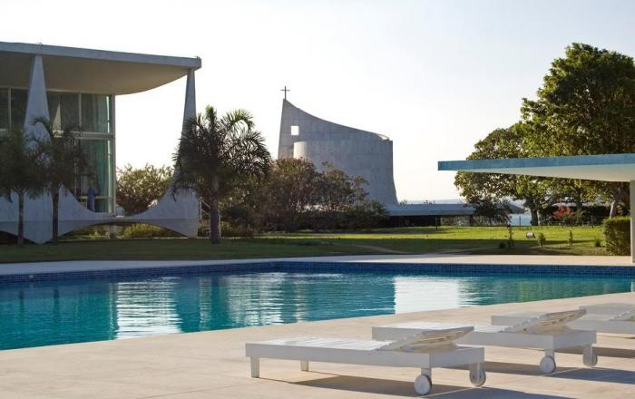 matheuscarvalhx's tweet photo. Imagina ser infeliz com essa vista e esse jardim. https://t.co/2owRukZoLz