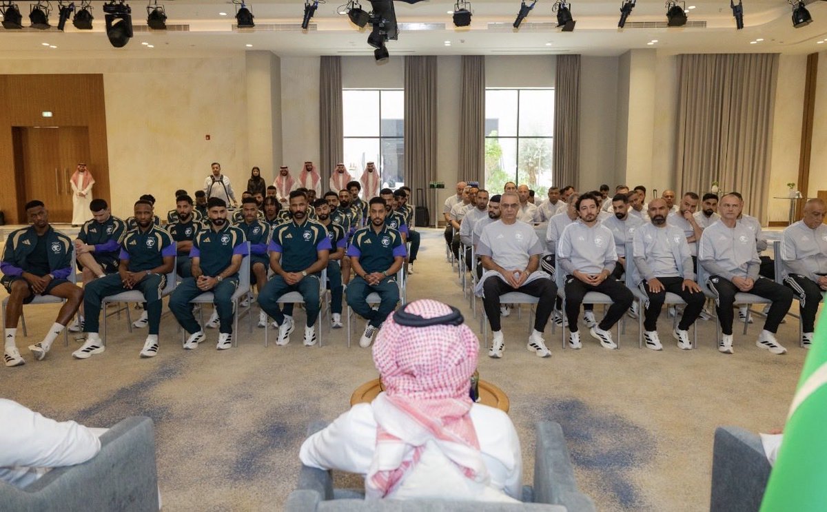 hani_s100's tweet photo. #معاك_يالأخضر 
✅ بالتوفيق لمنتخبنا الوطني في أهم محفل عالمي لكرة القدم، #كأس_العالم_2026

⛔️ مع كثرة عدد الطاقم المساعد المرافق لبعثة المنتخب، يلاحظ محدودية حضور الكفاءات السعودية، وهو ما يدفع لإعادة النظر في جودة البرامج المخصصة لتأهيل المتخصصين الرياضيين السعوديين، ومدى تمكينهم من العمل الميداني والاحتكاك بالمستويات العالمية

❌ كما أن بعض المظاهر والسلوكيات الشخصية لبعض اللاعبين لا تعكس بالشكل المأمول الهوية الثقافية للمجتمع السعودي، خصوصًا في حدث عالمي يمثل فيه المنتخب واجهة وطن أمام العالم