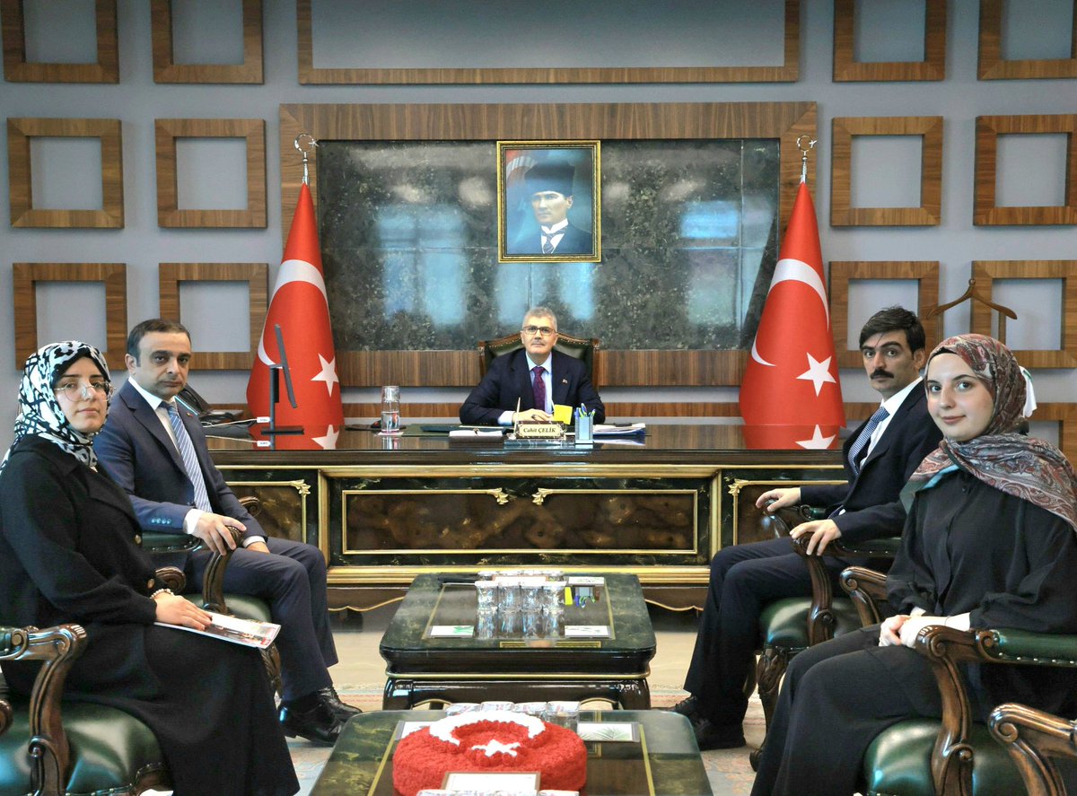 iyilikvakfi's tweet photo. Bingöl Valisi Sn. Dr. Cahit Çelik Beyefendiye, Kurban Bayramı vesileyle Bingöl'ün 2 bölgesinde gerçekleştireceğimiz yardım çalışmalarımız hakkında bilgi sunduk.

Kıymetli Valimize, nazik kabulleri, ilgi ve misafirperverlikleri için teşekkür ederiz.

@_cevdetyilmaz
@mustafaciftcitr
@celikcahit
@bingolvaliligi
@rbklndr
@mehmetsofuoglu
@gulsuncocuklard
#türkiye #bingöl #köy #bayram #iyilikvakfı