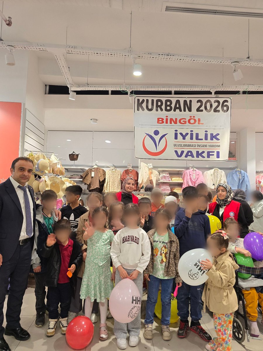 iyilikvakfi's tweet photo. Bingöl Valisi Sn. Dr. Cahit Çelik Beyefendiye, Kurban Bayramı vesileyle Bingöl'ün 2 bölgesinde gerçekleştireceğimiz yardım çalışmalarımız hakkında bilgi sunduk.

Kıymetli Valimize, nazik kabulleri, ilgi ve misafirperverlikleri için teşekkür ederiz.

@_cevdetyilmaz
@mustafaciftcitr
@celikcahit
@bingolvaliligi
@rbklndr
@mehmetsofuoglu
@gulsuncocuklard
#türkiye #bingöl #köy #bayram #iyilikvakfı