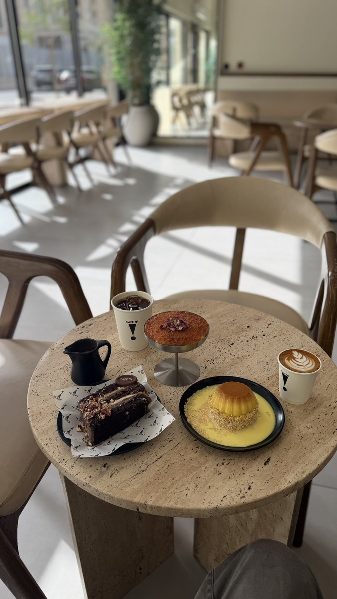 tariq_aldusari's tweet photo. ترند لندن .. كيكة الشوكلاته والكراميل .. عند cafe in .. بإطلالته المميزة و حلوياته اللي تحضر فرش عنده .. https://t.co/bB9fNdVOtx