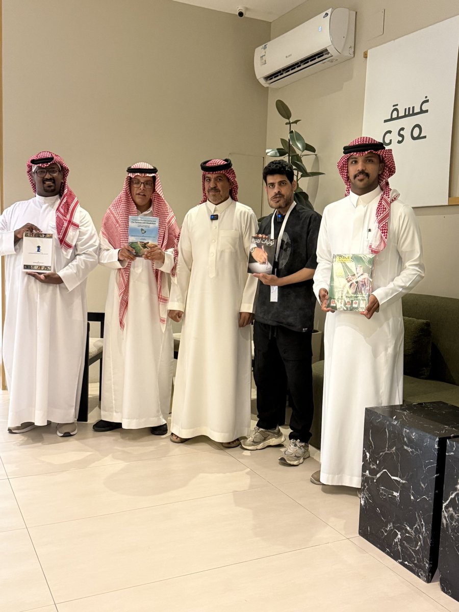 alriyan9111's tweet photo. بتكليف من صاحبة السمو الأميرة تهاني بنت عبدالعزيز آل سعود
@TahaniAlsaud
وإيماناً بالدور الريادي في دعم الثقافة والمعرفة، قدّم الإعلامي غنام السليمي  @alriyan9111 عدداً من مؤلفات سموها إلى جمعية الاستثنائيين @Excepeople لذوي الإعاقة بمحافظة عنيزة، تقديراً من سموها للدور الإنساني الذي تقدمه الجمعية لخدمة هذه الفئة الغالية، وما تحتويه هذه المؤلفات من معلومات ومعارف تثري القارئ وتعزز الوعي الثقافي والمعرفي.

سائلين الله أن ينفع بعلم سموها، ويبارك في جهود القائمين على هذه المبادرة الثقافية المميزة، الداعمة للقراءة ونشر المعرفة، تحقيقاً لمستهدفات رؤية المملكة 2030.

ا #العلم_النافع 
#البرامج_و_الخدمات_الإنتقالية_للأشخاص_ذوي_الإعاقه_في_ضوء_رؤية_
#المملكة_العربية_السعودية_2030  🇸🇦
#توتيات_اميره
#التدخل_المبكر_وتطبيقاته_في_مجال_تعليم_الصم_وضعاف_السمع".

#نحلم_ونحقق 🇸🇦

Transitional Programs and Services   In Light of