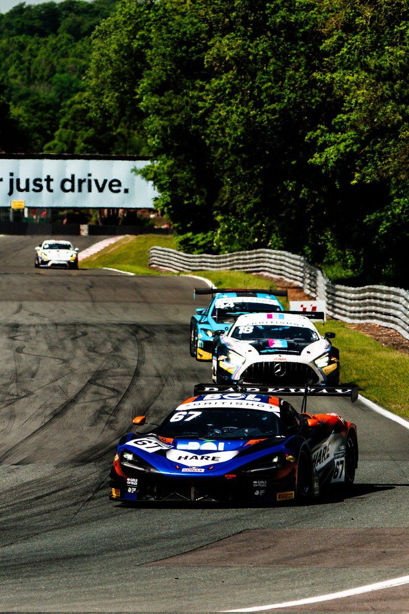 JMHAuto's tweet photo. Points 🟰 In the bag!

A solid end to a red hot day of ups and downs at Oulton 🔥 

Both the boys pushed hard and we've come away just shy of a class and overall podium after a real tense chase.

Away day next 🇧🇪 

#orangeracing #jmh #britishgt #mclaren #gt3 https://t.co/wUR9wHnkSB
