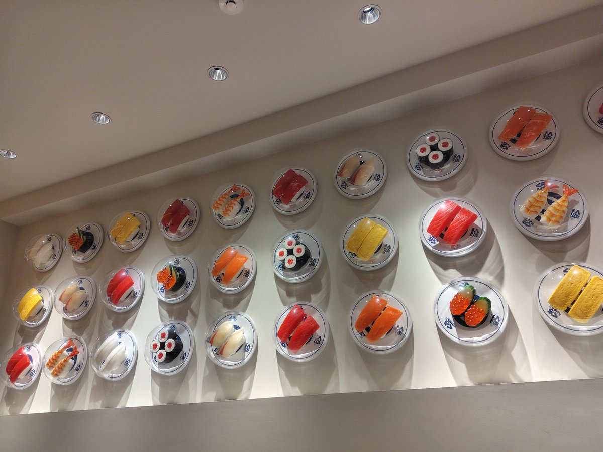 RYOKUCHA_OK's tweet photo. 昨日は小学校が代休だったので、くら寿司万博メモリアル店に行ってきました。万博で行けなかったくら寿司。とっても楽くて美味しかった。
パラオのおしるこ「アホ」も食べましたよ。「アホ」を持ってアホな顔で写真撮るの、楽しかったです。
#千日前
#くら寿司
#アフター万博 https://t.co/1EPxFgTgxP