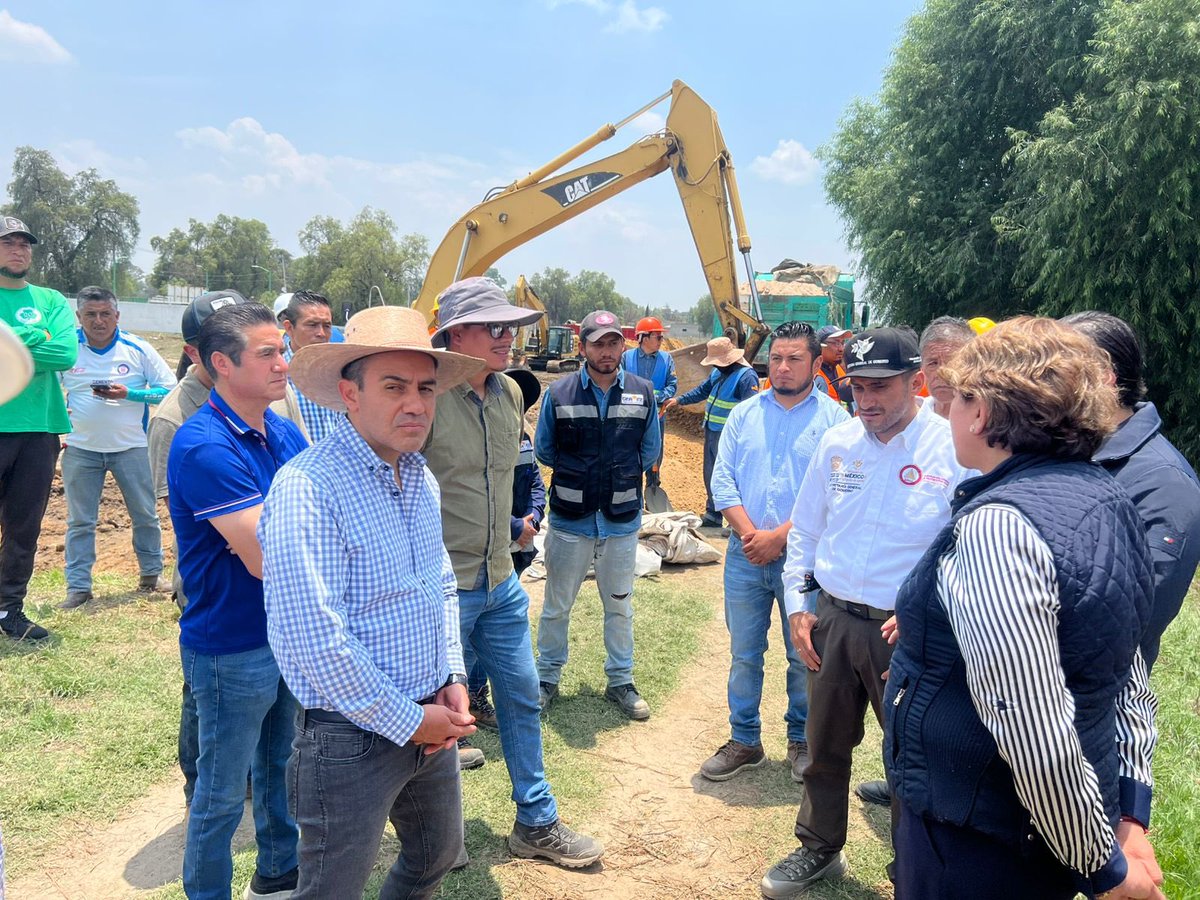delfinagomeza's tweet photo. Esta tarde realicé un recorrido de supervisión de los trabajos que se realizan en #Chiautla, como consecuencia del desbordamiento del río Papalotla hace unos días.
Agradezco la pronta respuesta de @pciviledomex y de los equipos de los municipios de Chiautla y Papalotla, así como también a @conagua_mx quien ya se encuentra trabajando en el lugar.
Los tres órdenes de gobierno seguiremos coordinando esfuerzos y realizaremos las acciones de limpieza pertinentes.
#ElPoderDeServir
