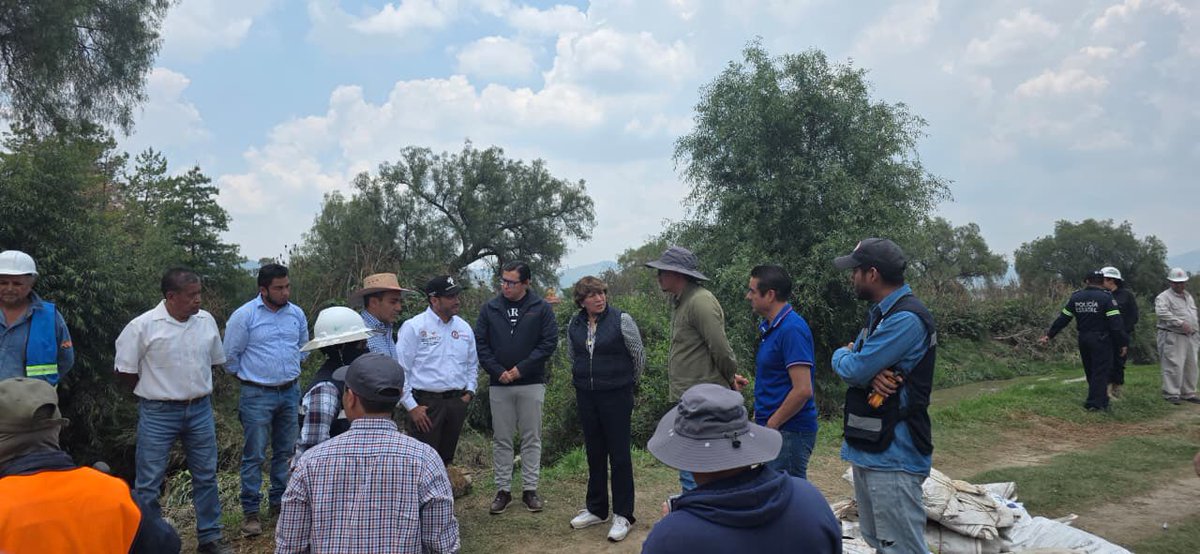 delfinagomeza's tweet photo. Esta tarde realicé un recorrido de supervisión de los trabajos que se realizan en #Chiautla, como consecuencia del desbordamiento del río Papalotla hace unos días.
Agradezco la pronta respuesta de @pciviledomex y de los equipos de los municipios de Chiautla y Papalotla, así como también a @conagua_mx quien ya se encuentra trabajando en el lugar.
Los tres órdenes de gobierno seguiremos coordinando esfuerzos y realizaremos las acciones de limpieza pertinentes.
#ElPoderDeServir