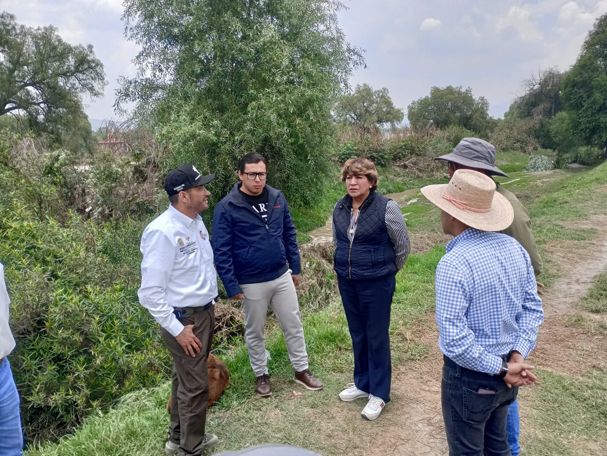 delfinagomeza's tweet photo. Esta tarde realicé un recorrido de supervisión de los trabajos que se realizan en #Chiautla, como consecuencia del desbordamiento del río Papalotla hace unos días.
Agradezco la pronta respuesta de @pciviledomex y de los equipos de los municipios de Chiautla y Papalotla, así como también a @conagua_mx quien ya se encuentra trabajando en el lugar.
Los tres órdenes de gobierno seguiremos coordinando esfuerzos y realizaremos las acciones de limpieza pertinentes.
#ElPoderDeServir