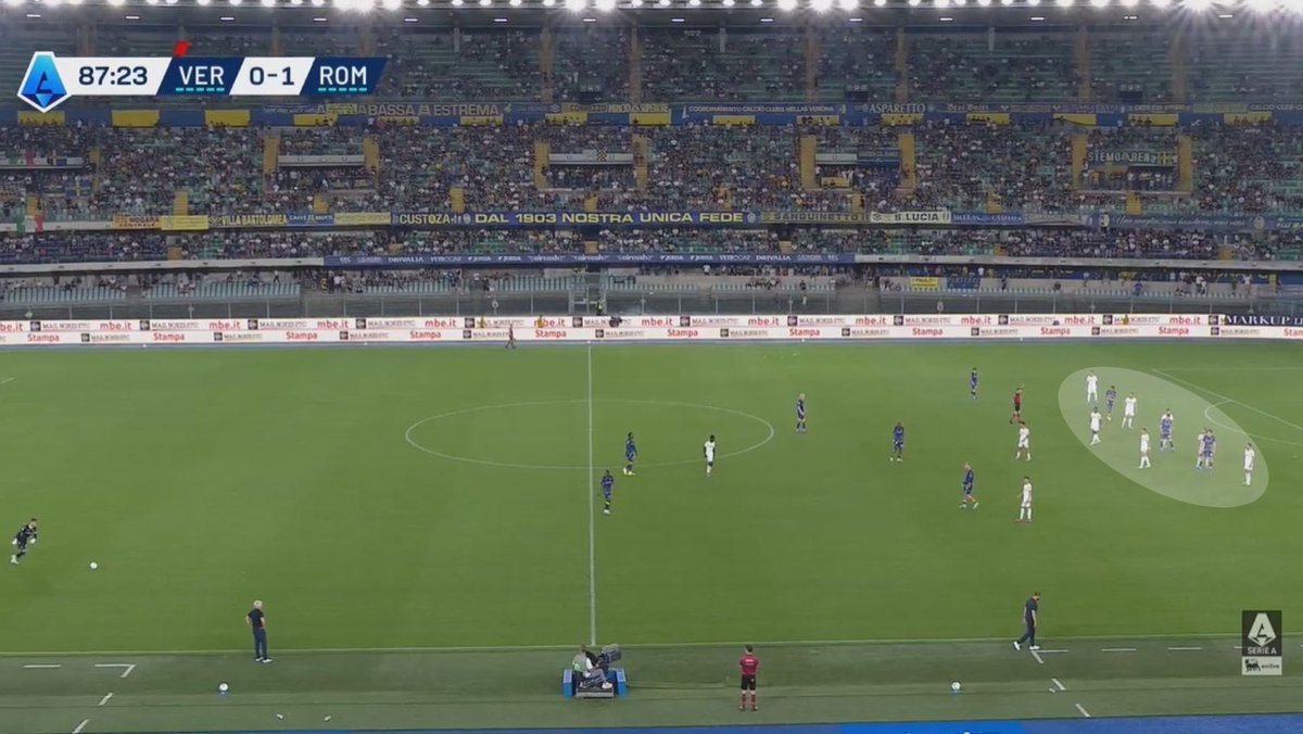 MirkoBussi's tweet photo. #VeronaRoma/#PostMatch 4/5
Un altro aspetto in cui facilmente si rintraccia la misura delle emozioni è come la linea collassi all'interno dell'area di rigore su punizioni distanti.
Le prime 2 immagini sono episodi del finale di Verona-Roma, le altre 2 in finali di altre partite. https://t.co/96LK6nKK8l