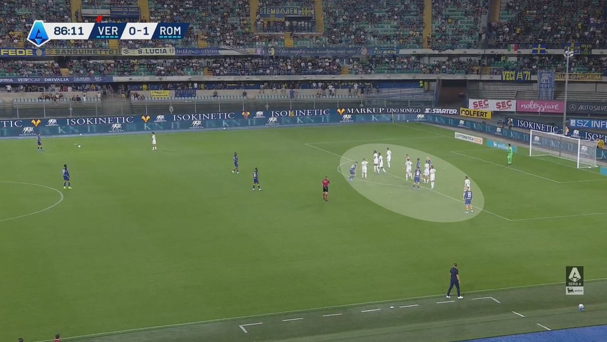 MirkoBussi's tweet photo. #VeronaRoma/#PostMatch 4/5
Un altro aspetto in cui facilmente si rintraccia la misura delle emozioni è come la linea collassi all'interno dell'area di rigore su punizioni distanti.
Le prime 2 immagini sono episodi del finale di Verona-Roma, le altre 2 in finali di altre partite. https://t.co/96LK6nKK8l
