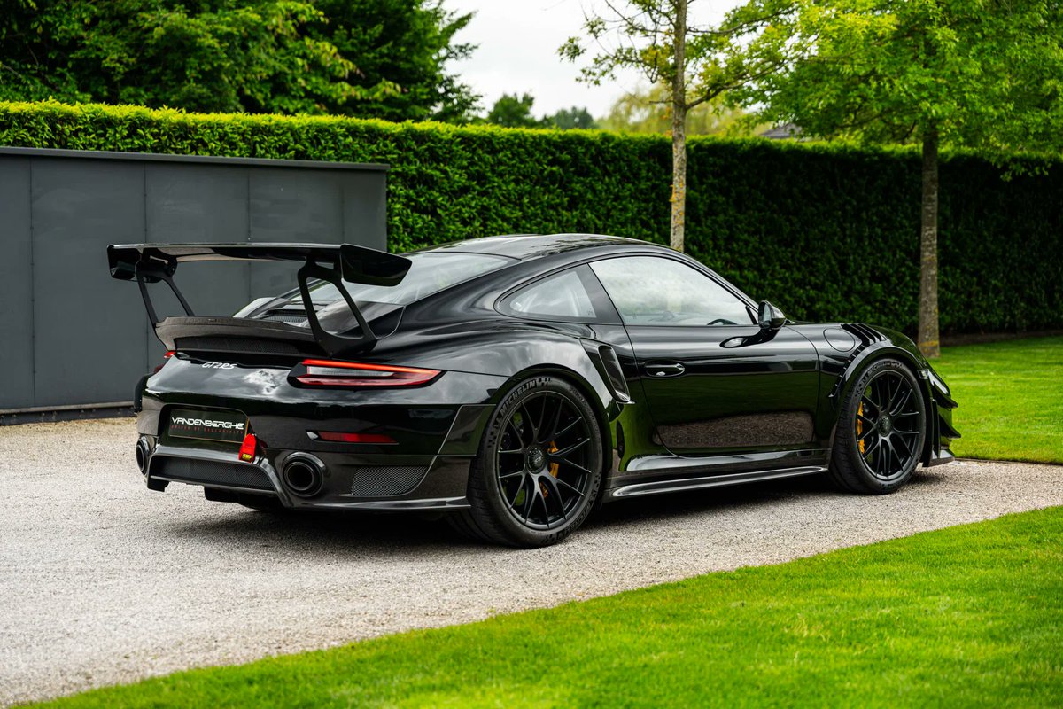 macos_porsche's tweet photo. おはようございます
Black Metallic×black leather&amp;Alcantara
MY2018 991GT2 RS
Weissach&amp;Clubsport Package
走行距離17,900km
3.8L水冷Flat6+twin turbo Eg
700HP/PDK/LHD/PCCB
€419,900 ¥185換算 約7,768万円
今現在も911シリーズの頂点であり
公道も走行する事が可能な
ピュアサーキットマシン案件 https://t.co/OzFitvSRM5