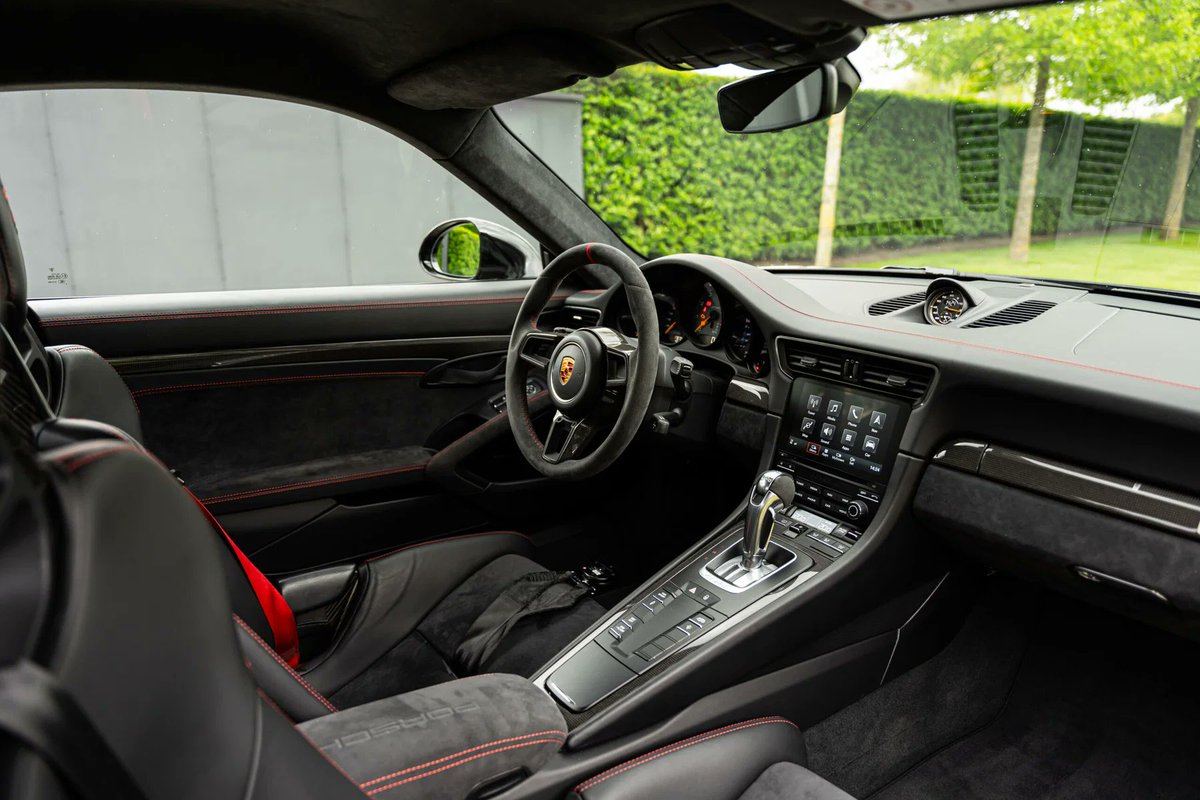macos_porsche's tweet photo. おはようございます
Black Metallic×black leather&amp;Alcantara
MY2018 991GT2 RS
Weissach&amp;Clubsport Package
走行距離17,900km
3.8L水冷Flat6+twin turbo Eg
700HP/PDK/LHD/PCCB
€419,900 ¥185換算 約7,768万円
今現在も911シリーズの頂点であり
公道も走行する事が可能な
ピュアサーキットマシン案件 https://t.co/OzFitvSRM5