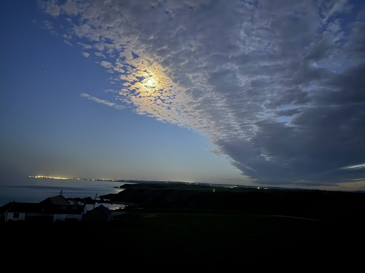 ma11ing's tweet photo. 23:35pm 25th May, NE Scotland, no night nights for us for a while… @BBCWthrWatchers @skyatnightmag @metoffice @weatherblether @MetJam_ https://t.co/XVmG3v2XGt