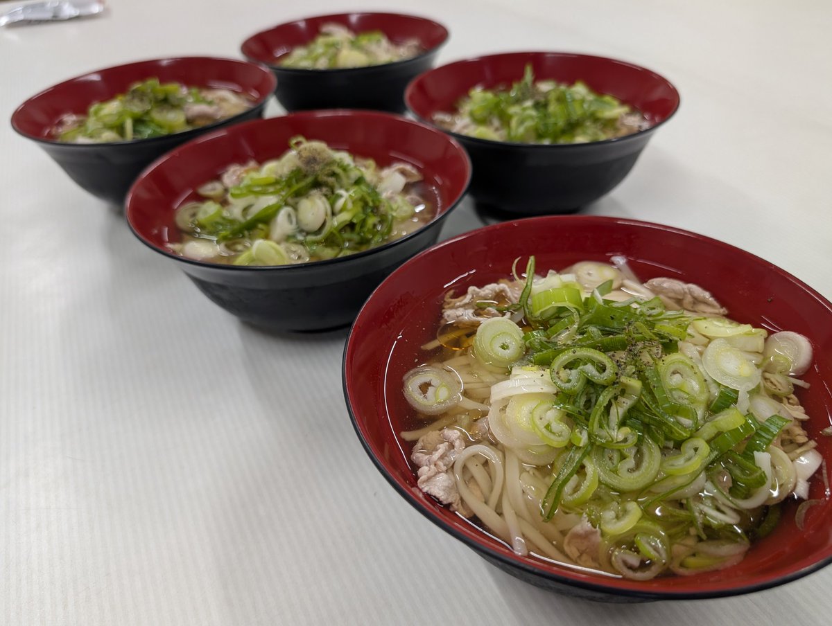 ikfd2005's tweet photo. ⛈️そろそろジメジメしてきたので、今年初の冷やしうどん🍜 
粗めに切った長ネギをたっぷり盛って、ブラックペッパーとラー油でピリッと仕上げ🌶️ 
暑い季節になってきましたね🔥
皆さんも熱中症にご注意を🫡

#消防 #いちき串木野 #消防署の食卓 #消防めし #朝ごはん #冷やしうどん #冷やし始めました https://t.co/WGdKjP9JOn