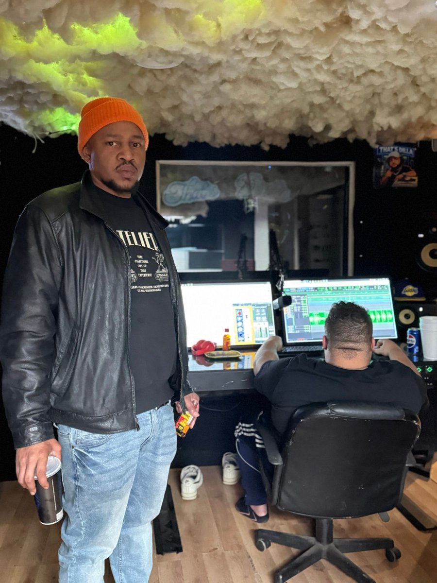 PHERecording's tweet photo. MONDAY EVENING FOCUS 🎧

Locked in. Holiday sessions require extra dedication to set the tone for the week. We’re staying consistent and pushing creative boundaries.

Drop some 🔥 if you’re working! 👇

https://t.co/ReU6JNzgJH

#MusicProduction #StudioVibe #PHE https://t.co/wI0emgxwOm