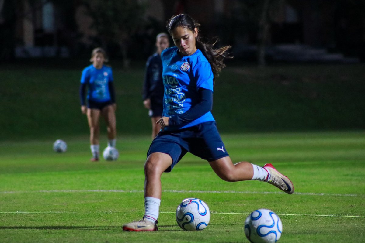APFfutbolFEM's tweet photo. Enfocadas en la Copa Desarrollo ✅

La Albirroja Femenina Sub 16 se movilizó este lunes en el CARFEM.

Los detalles 🗞️ https://t.co/wolPvCKZL6

#AlbirrojaSub16 ⚪️🔴
#VamosParaguay 🇵🇾 https://t.co/vcMYVGwTzK