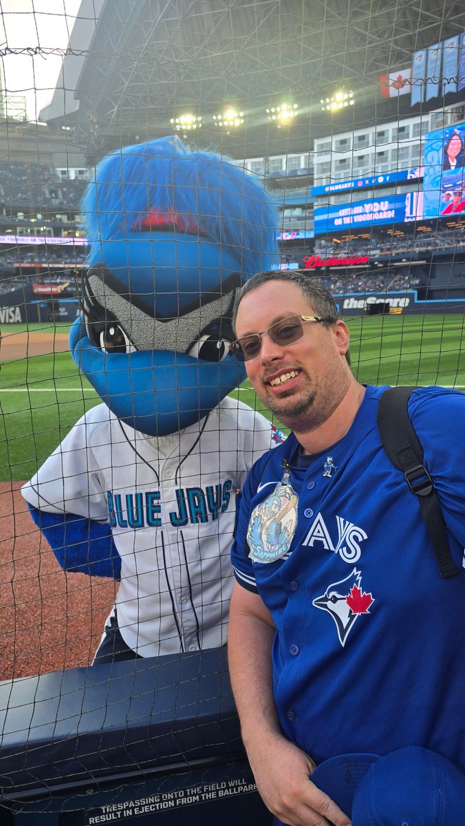 Spike_Papp's tweet photo. I have met my goal and my idol   ❤️❤️❤️ #bluejays https://t.co/DP1oVWkgvu